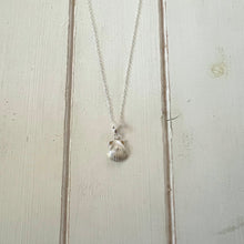 Load image into Gallery viewer, Scallop Shell necklace (small)