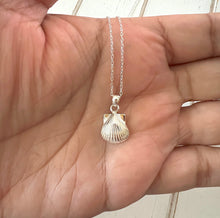 Load image into Gallery viewer, Scallop Shell necklace (small)