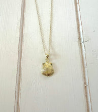 Load image into Gallery viewer, Scallop Shell necklace (small)
