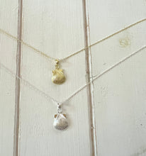 Load image into Gallery viewer, Scallop Shell necklace (small)