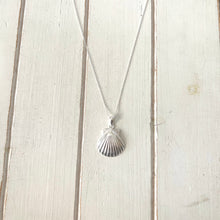 Load image into Gallery viewer, Scallop Shell necklace (medium)