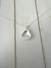 Load image into Gallery viewer, Scallop Shell necklace (medium)