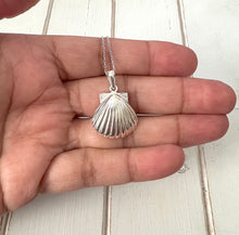 Load image into Gallery viewer, Scallop Shell necklace (medium)