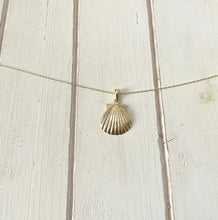 Load image into Gallery viewer, Scallop Shell necklace (medium)