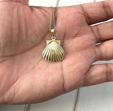 Load image into Gallery viewer, Scallop Shell necklace (medium)