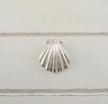 Load image into Gallery viewer, Scallop Shell Pendant