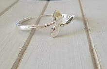 Load image into Gallery viewer, Whale Tail Bangle
