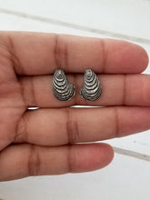 Load image into Gallery viewer, Oyster earrings
