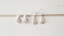 Load image into Gallery viewer, Oyster earrings