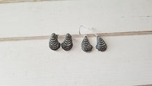 Load image into Gallery viewer, Oyster earrings