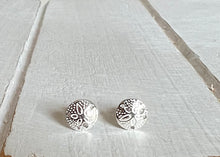 Load image into Gallery viewer, Sand Dollar earrings (small)
