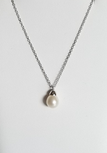 Load image into Gallery viewer, Pearl Drop Necklace