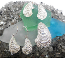 Load image into Gallery viewer, Oyster Pendant