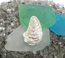 Load image into Gallery viewer, Oyster Pendant