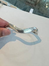 Load image into Gallery viewer, Swirl bangle
