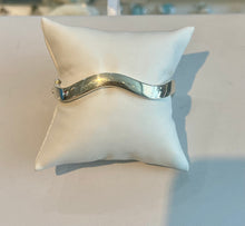 Load image into Gallery viewer, Swirl bangle
