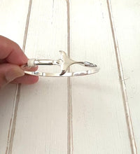 Load image into Gallery viewer, Whale Tail bangle

