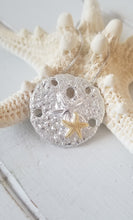 Load image into Gallery viewer, Sand dollar pendant - two tone with  2 starfishs

