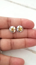 Load image into Gallery viewer, Sand dollar earrings
