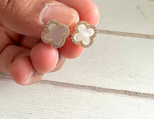 Load image into Gallery viewer, Clover earrings with Pearl
