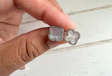 Load image into Gallery viewer, Clover earrings with Pearl

