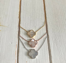 Load image into Gallery viewer, Clover necklace with Pearl
